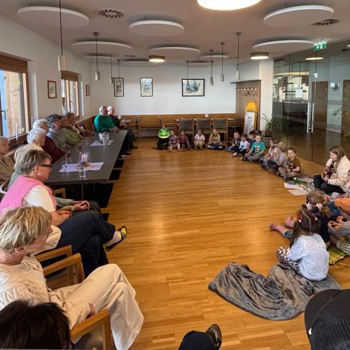 Kinder und KlientInnen beim Singen