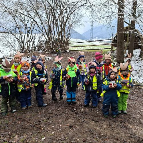Kindergruppe im Wald