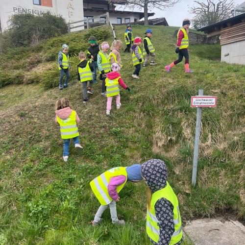 Kinder sammeln Müll