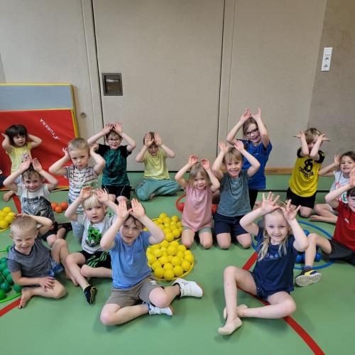 Turnstunde von Kindern