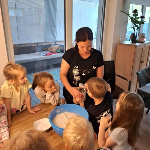 Kinder beim Backen