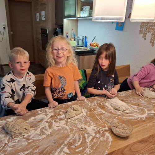Kinder beim Backen