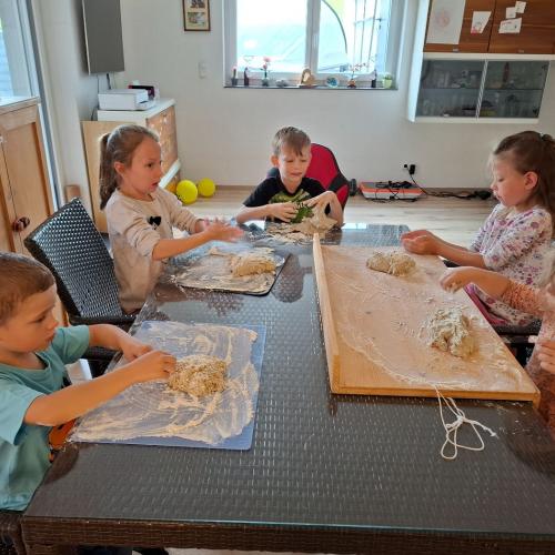 Kinder beim Backen