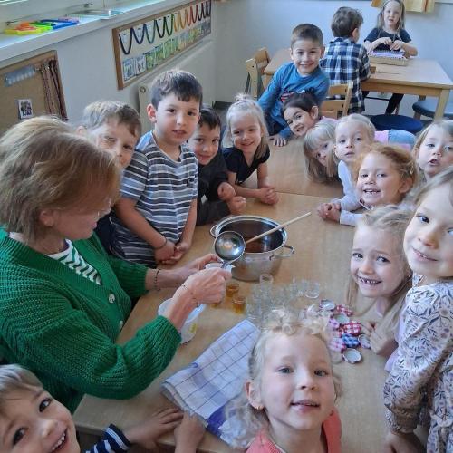 Kinder im Wald