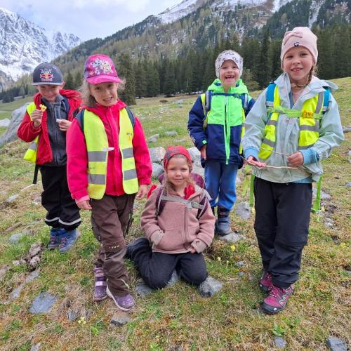 Kinder beim Wandern