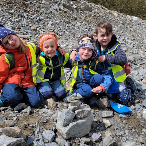 Kinder beim Wandern