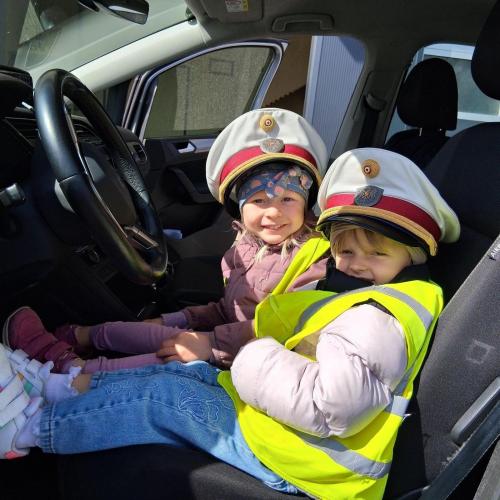 Kinder im Polizeiauto