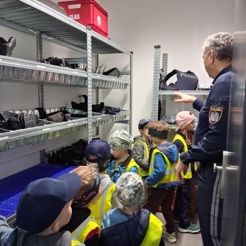 Kinder bei der Polizei