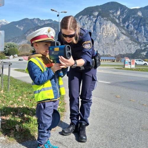 Kind beim Radarmessen
