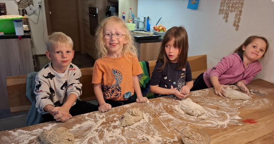 Kinder beim Backen